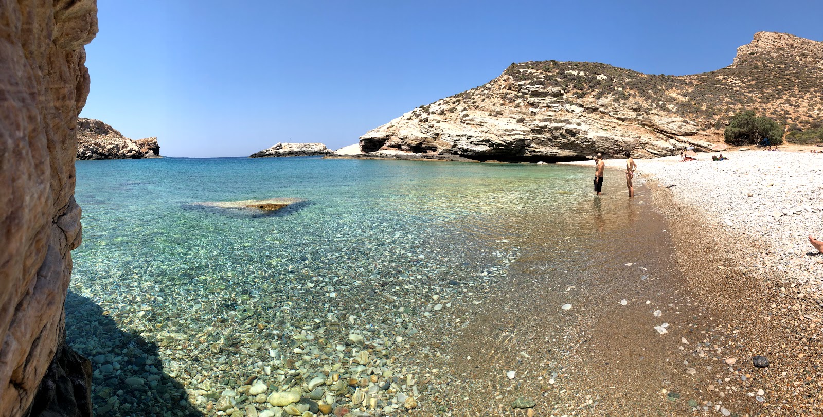 Livadaki beach的照片 带有碧绿色纯水表面