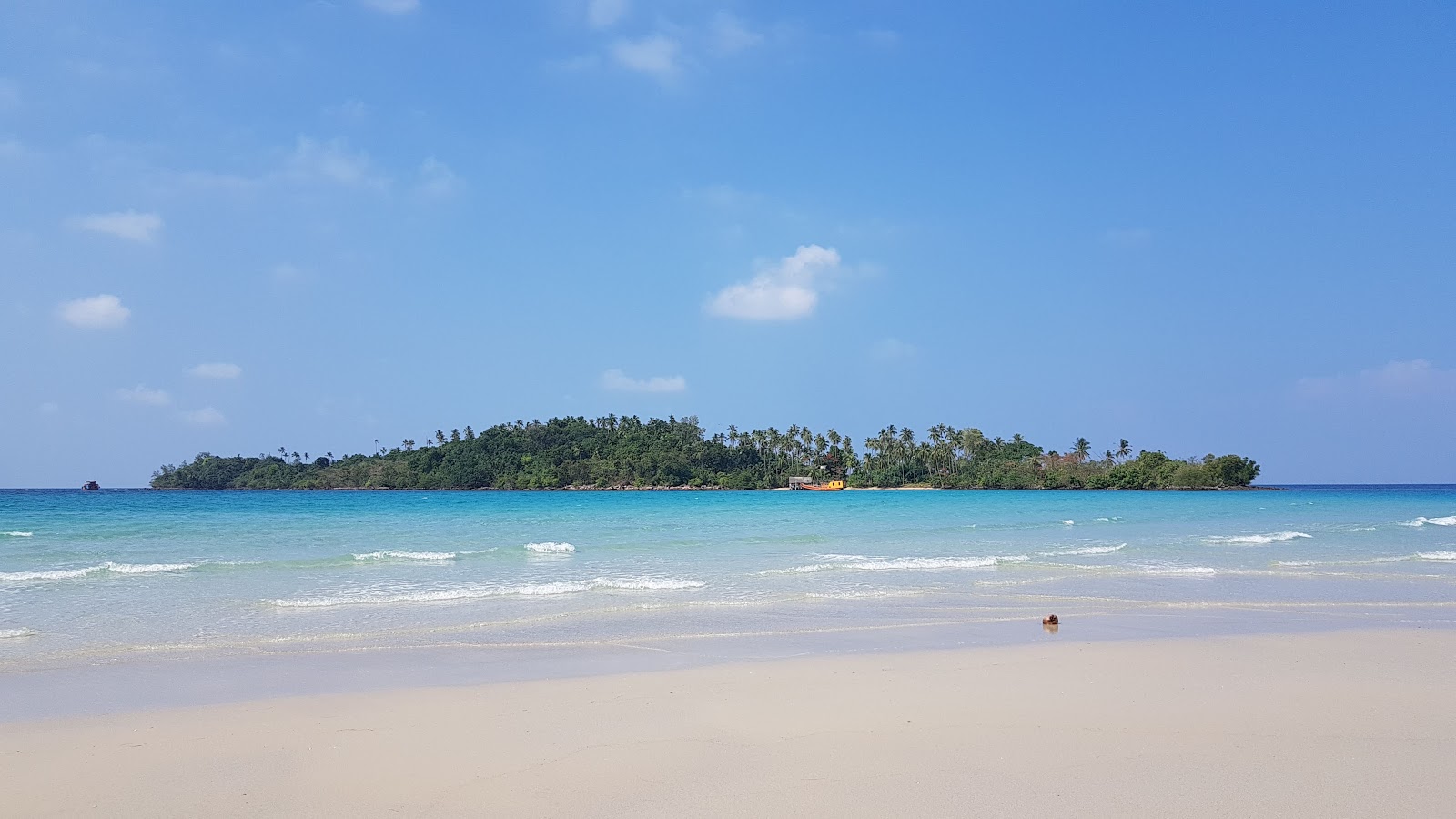 Photo de Klong Han Beach avec l'eau cristalline de surface