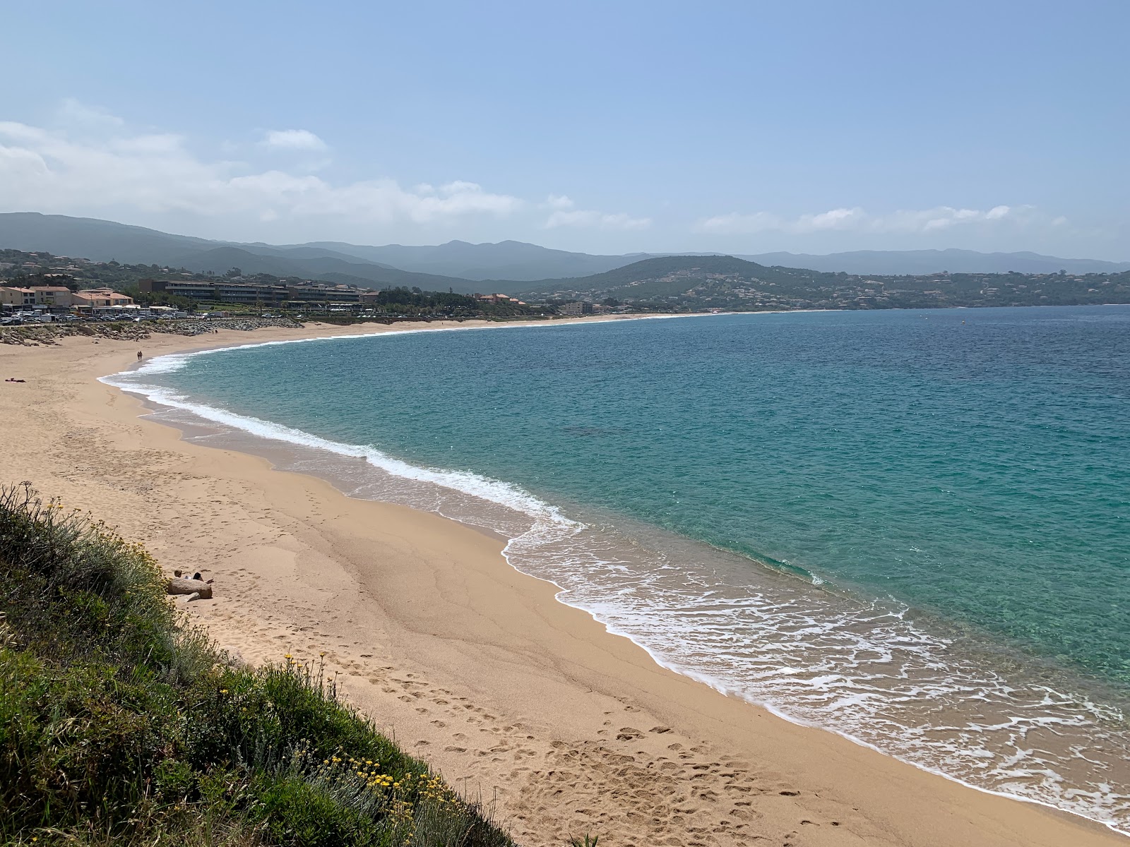 Fotografija Agosta beach III z svetel fin pesek površino