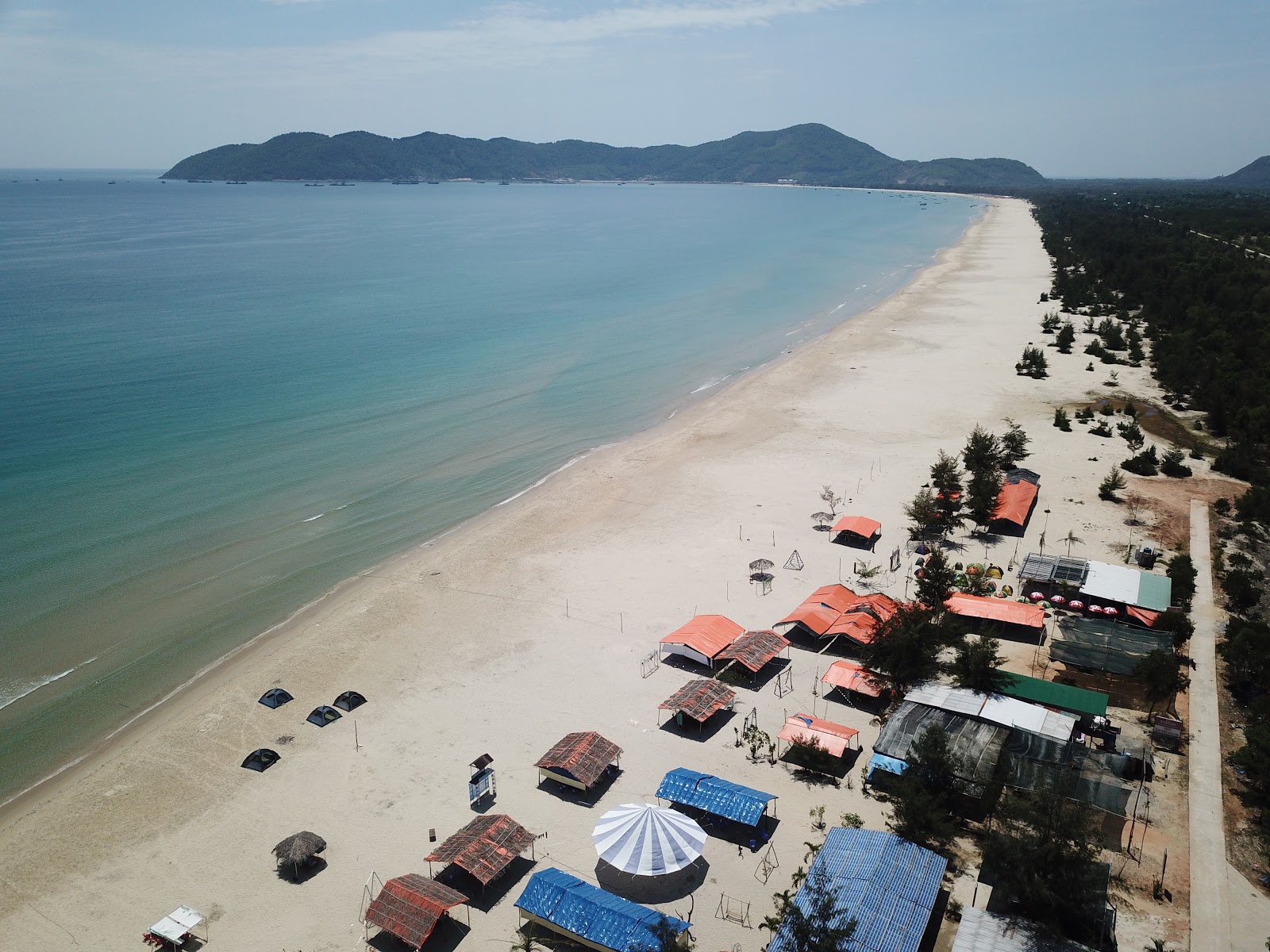 Φωτογραφία του Tan Canh Duong Beach με μακρά ευθεία ακτή
