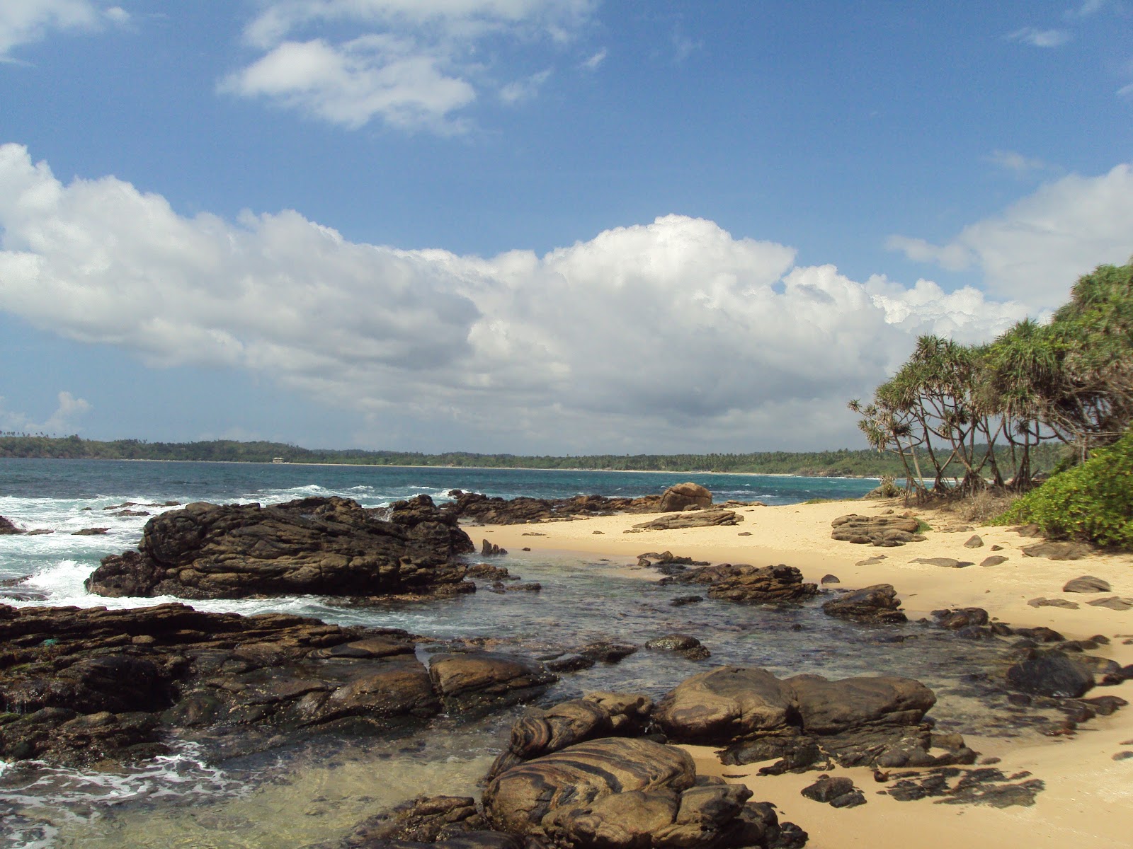 Foto de Ranlakshmi Paradise Beach con bahía mediana