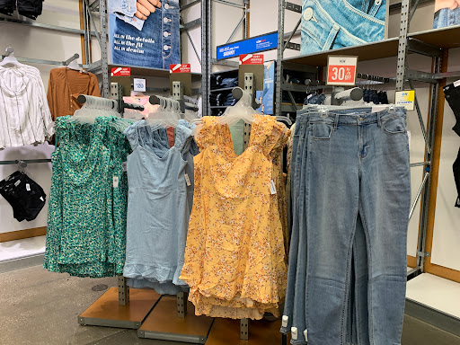 Clothing Store «Old Navy», reviews and photos, 15661 S Apopka Vineland Rd, Orlando, FL 32821, USA