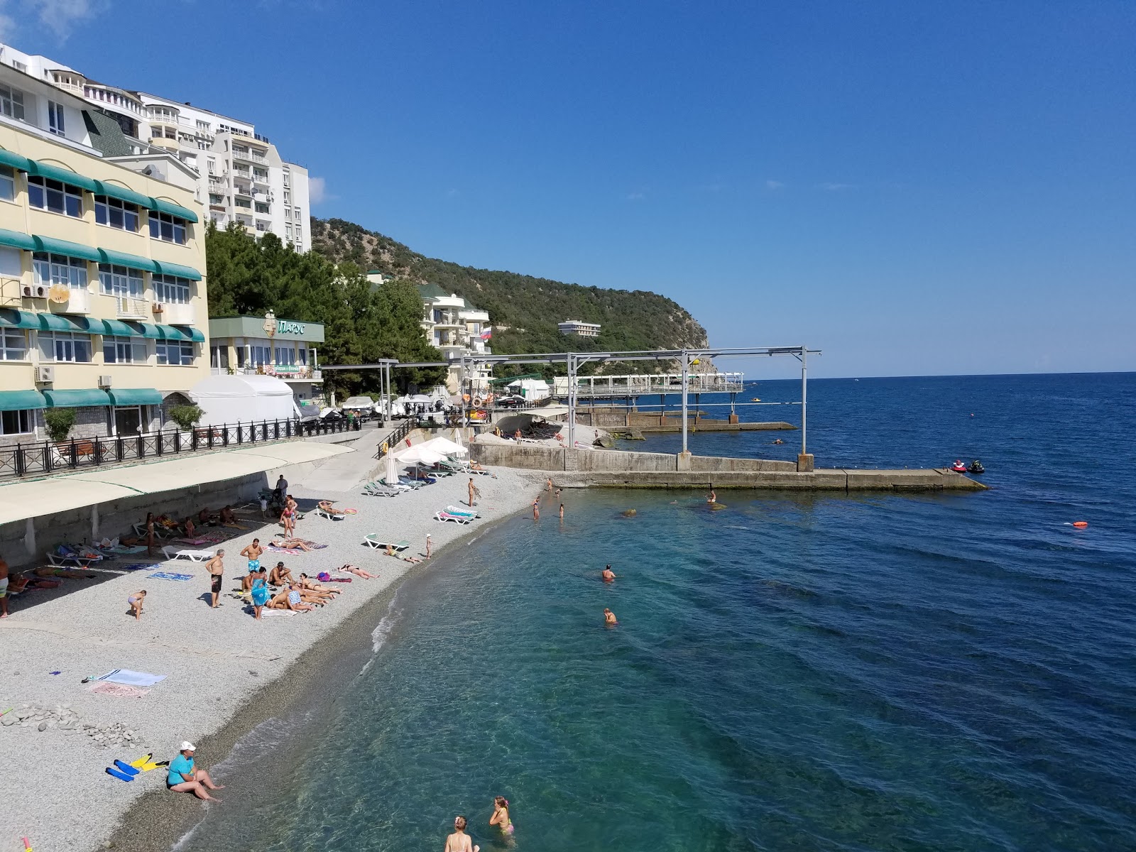 Fotografie cu Nikitsky beach II înconjurat de munți