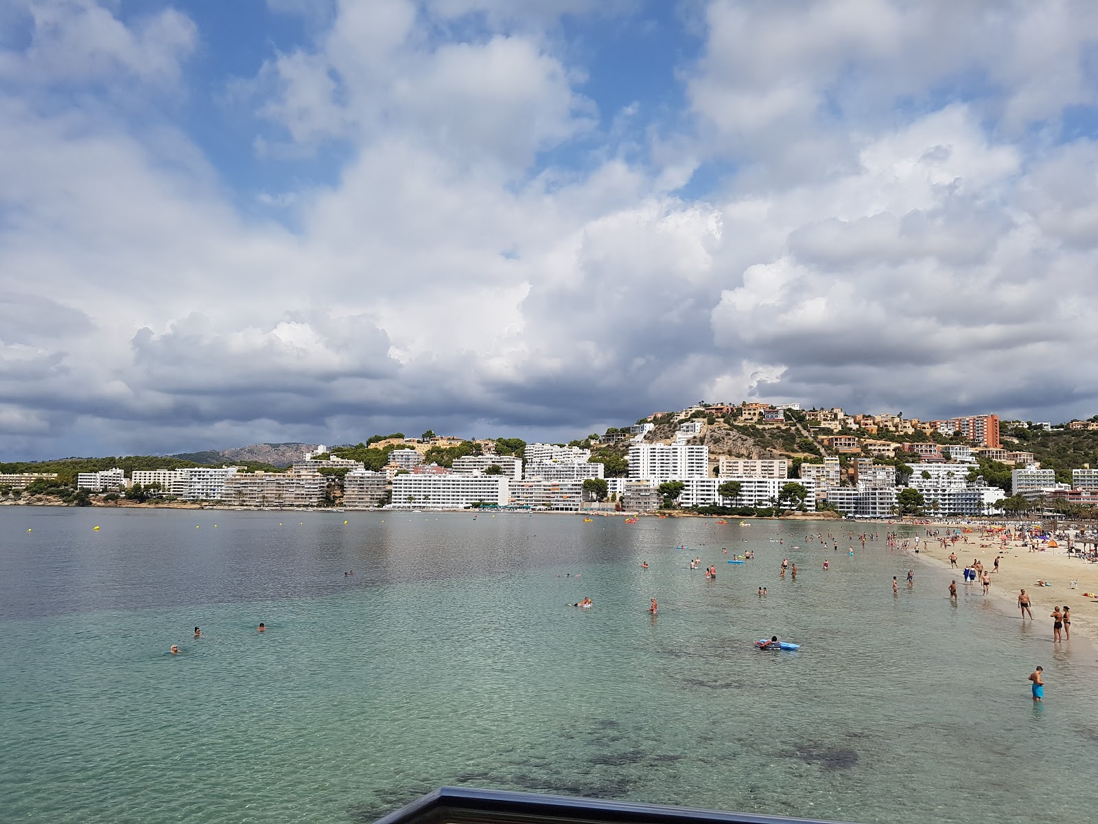 Fotografie cu Playa Santa Ponsa - locul popular printre cunoscătorii de relaxare