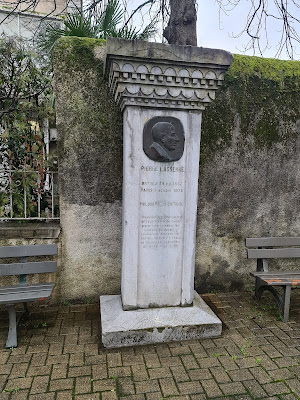 Stèle Pierre Lasserre à Orthez