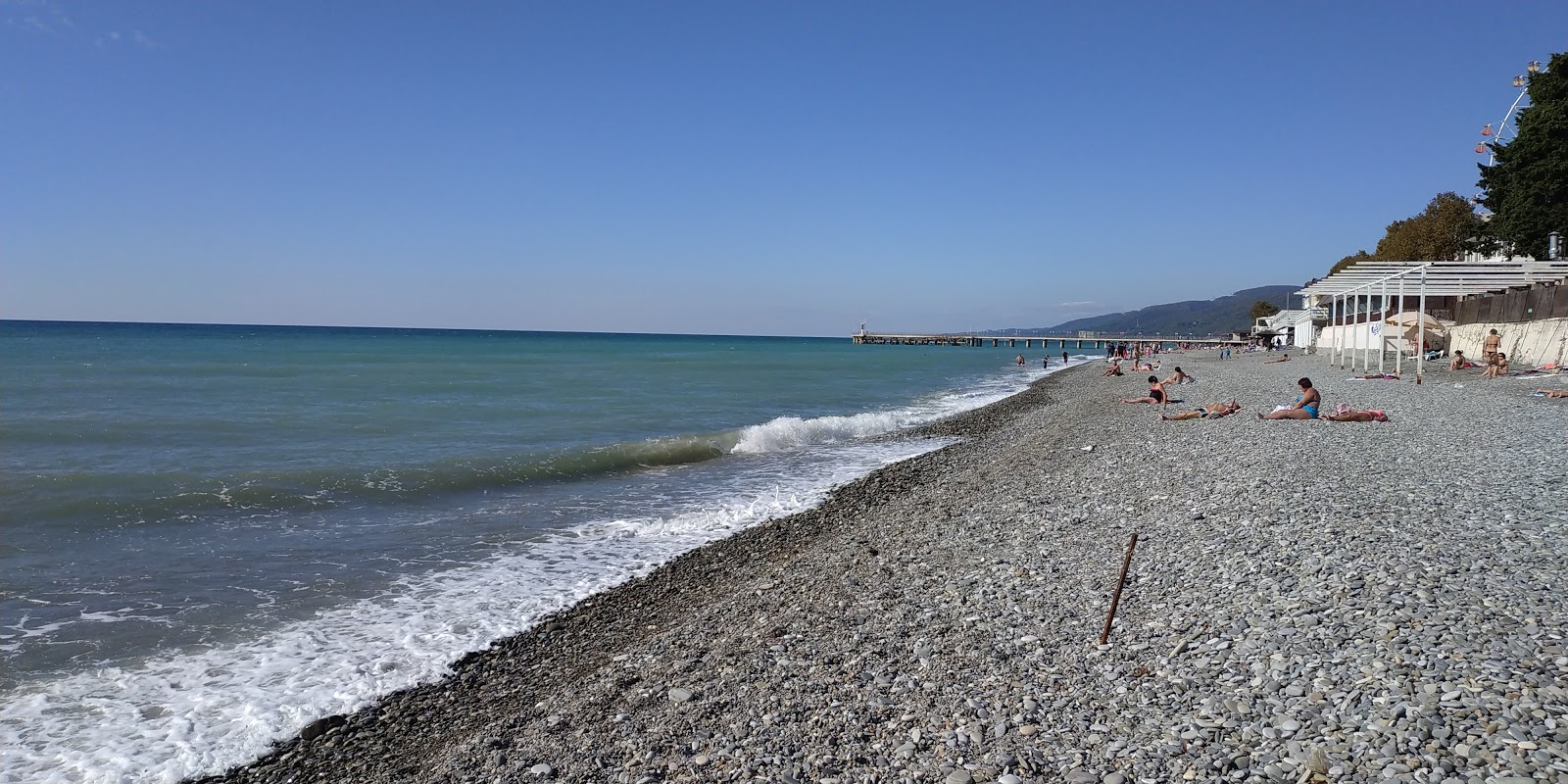Foto di Lazarevskoe beach sorretto da scogliere