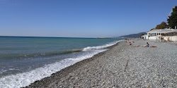 Foto di Lazarevskoe beach sorretto da scogliere