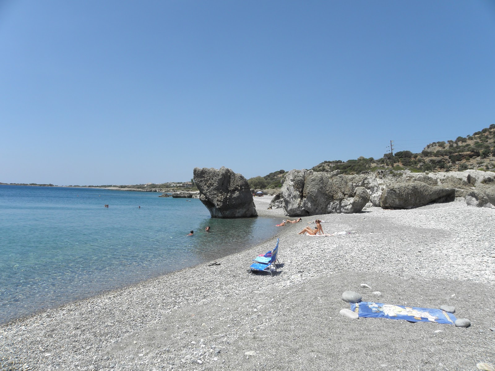 Fotografie cu Karavopetra beach amplasat într-o zonă naturală