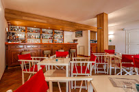 Atmosphère du Restaurant français Chez Camille - Restaurant de Bouillabaisse et Fruits de Mer à Ramatuelle - n°10