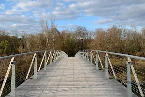 Fahrradbrücke aus Holz image