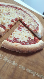 Pepperoni du Pizzas à emporter PIZZA MIGUEL - Lyon Gerland - Distributeur pizzas fraîches 24h/24 et 7j/7 - n°1