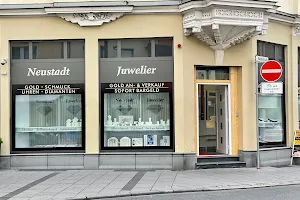 Neustadt Juwelier Inhaber Michael Tan image