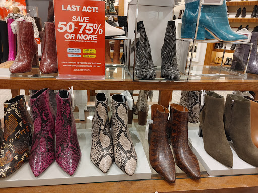 Stores to buy women's black boots San Juan