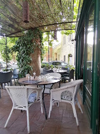 Atmosphère du Restaurant français Restaurant le Griffou à Saint-Laurent-d'Aigouze - n°13