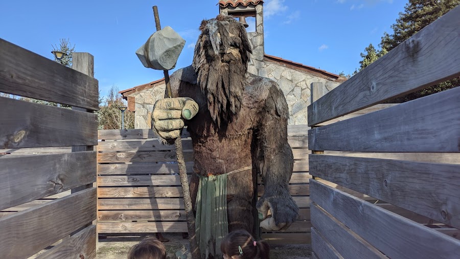 Izenaduba Basoa / Olentzeroren Etxea