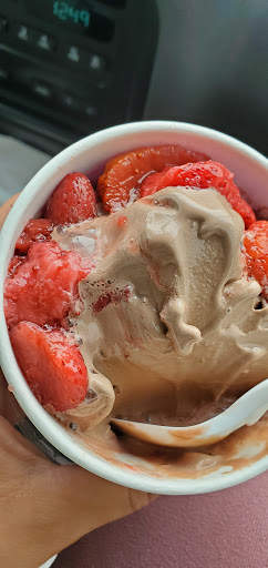 Ice Cream Shop «Carvel», reviews and photos, 725 NE 167th St, North Miami Beach, FL 33162, USA