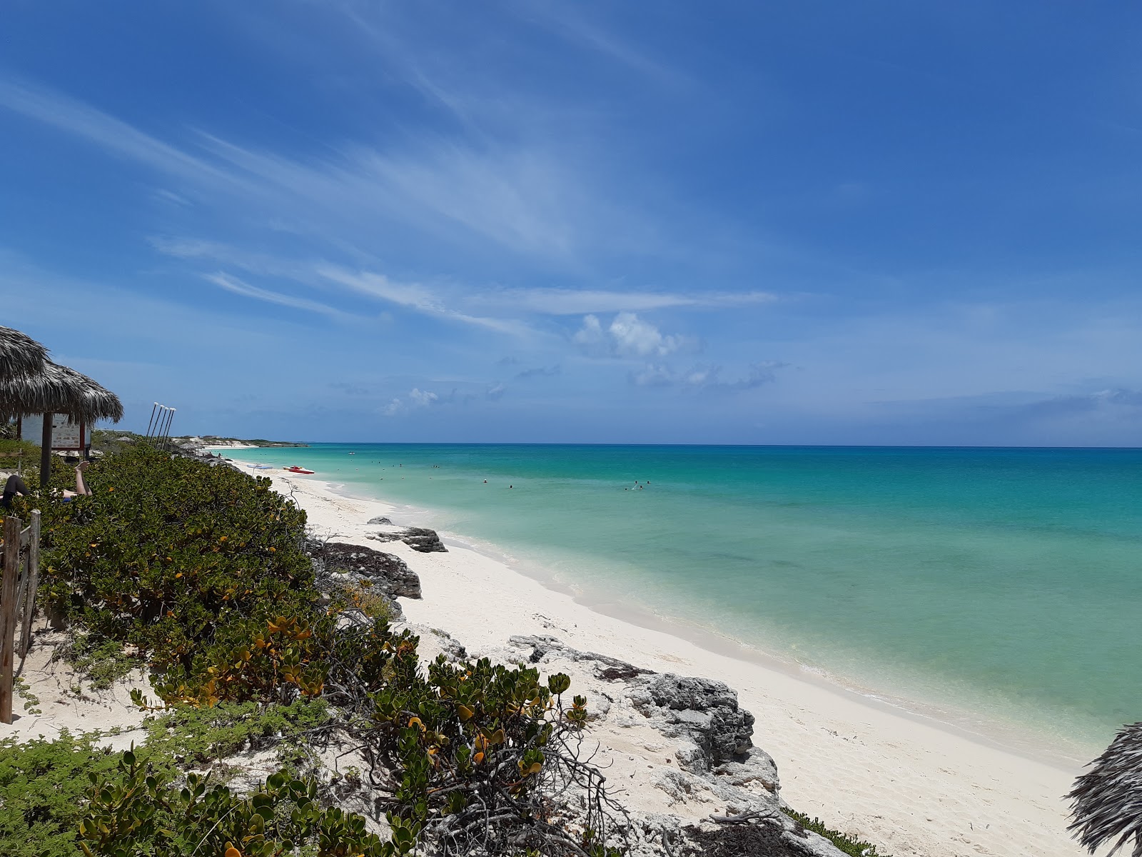 Foto di Spiaggia di Cayo Santa Maria V con una superficie del sabbia beige fine