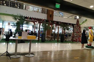 San Lorenzo Place Mall image