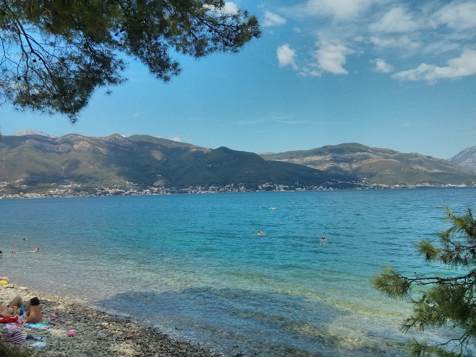 Krasici Beach'in fotoğrafı - rahatlamayı sevenler arasında popüler bir yer