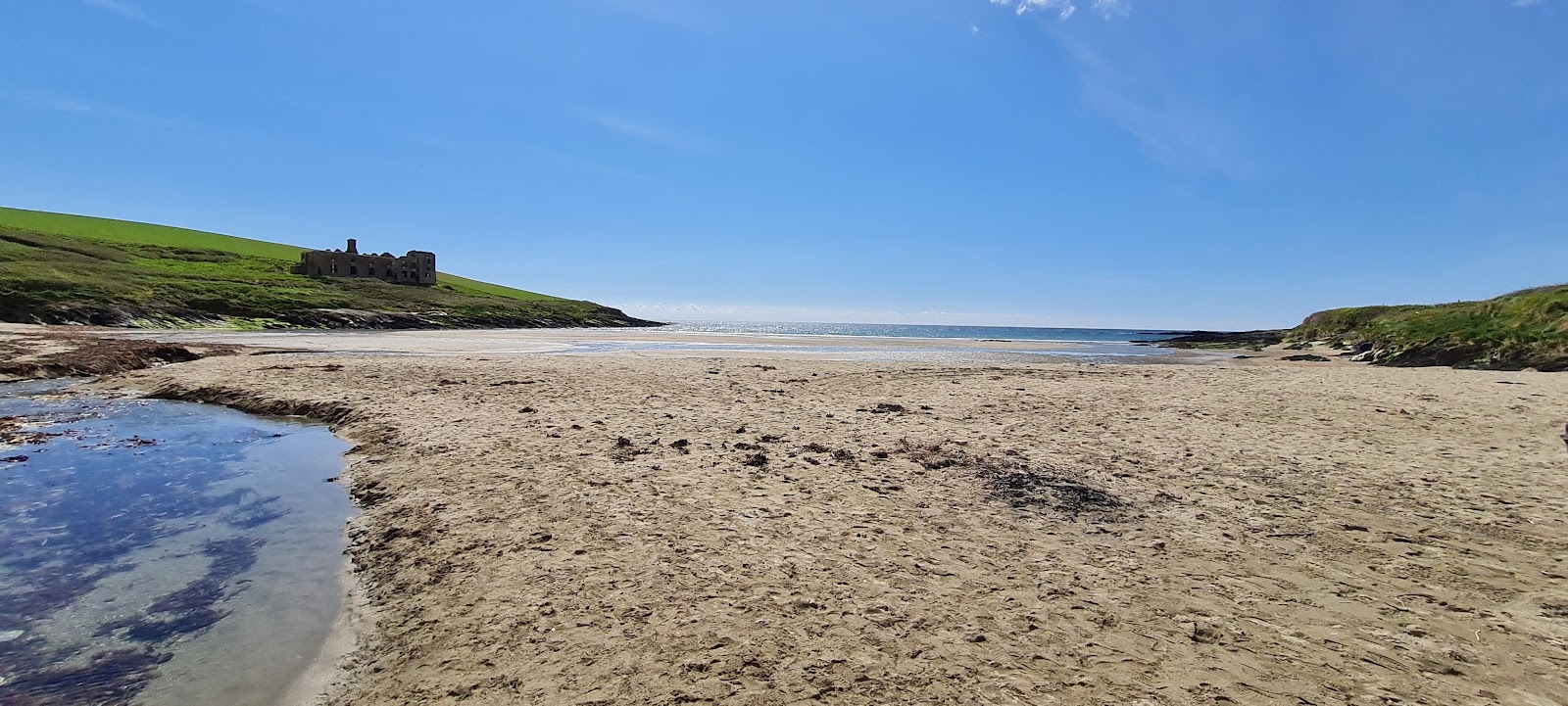 Howe Strand Bay Beach的照片 带有碧绿色纯水表面