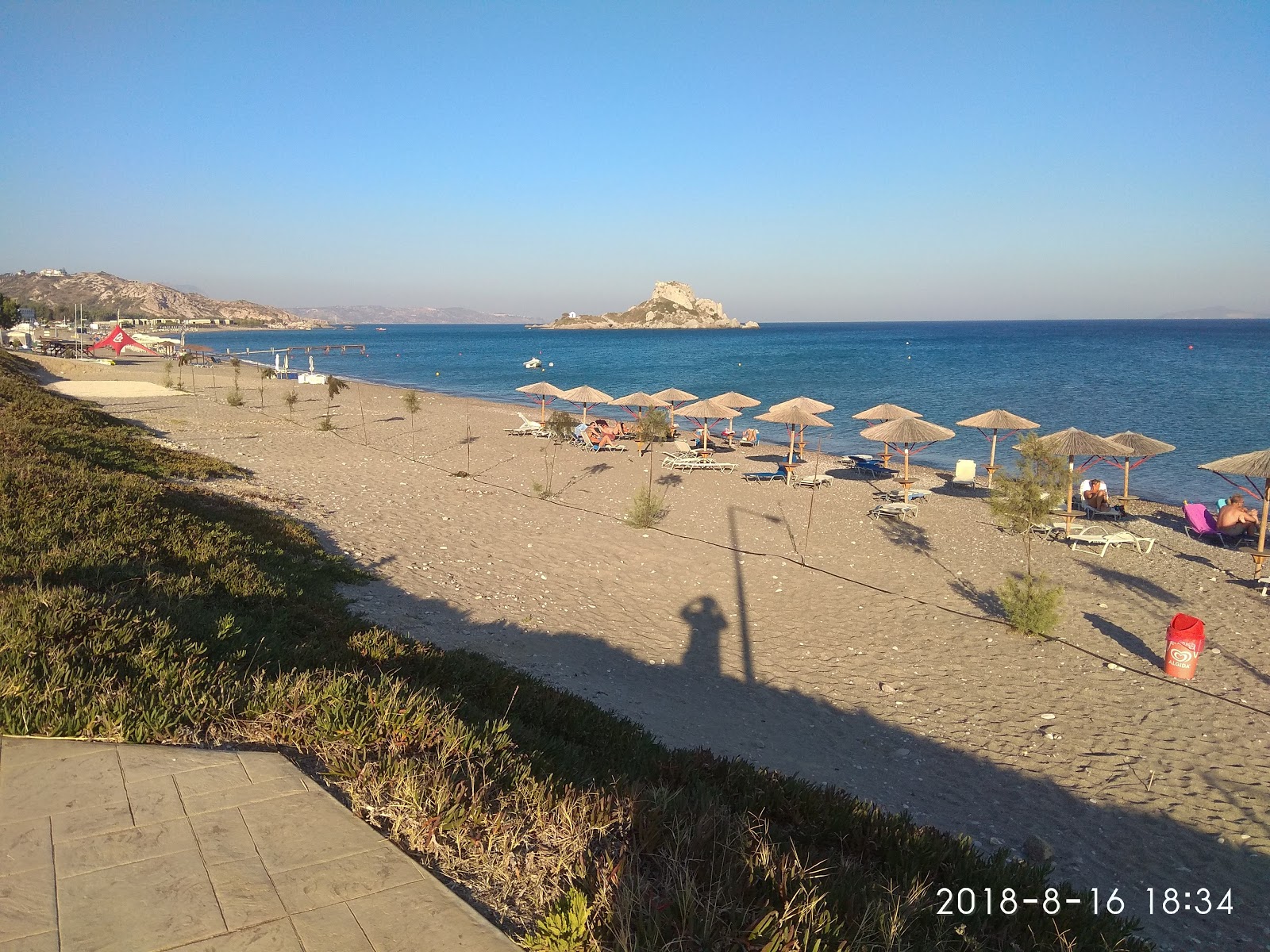 Photo de Agios Stefanos protégé par des falaises