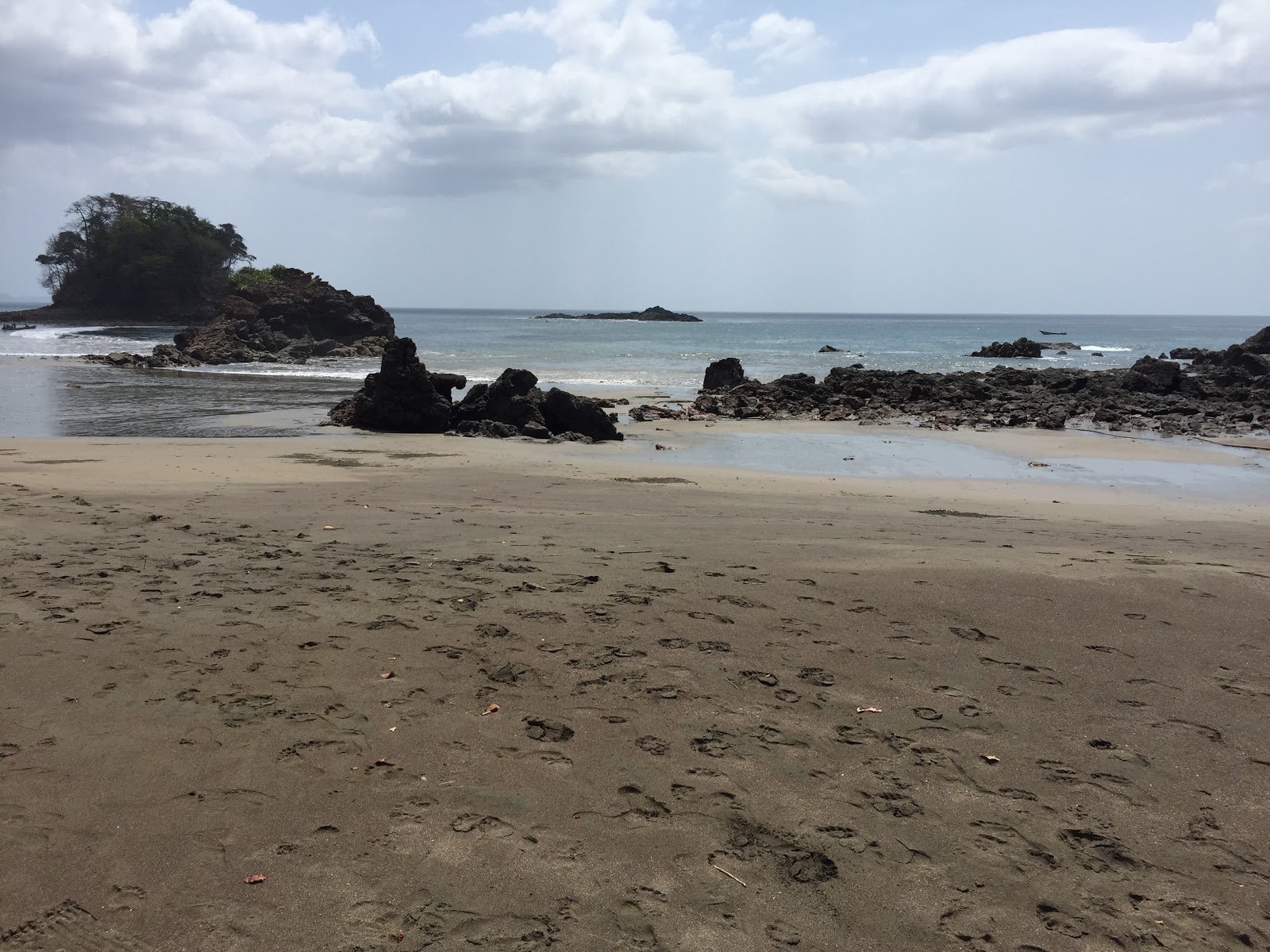 Foto af Playa Muerto bakket op af klipperne