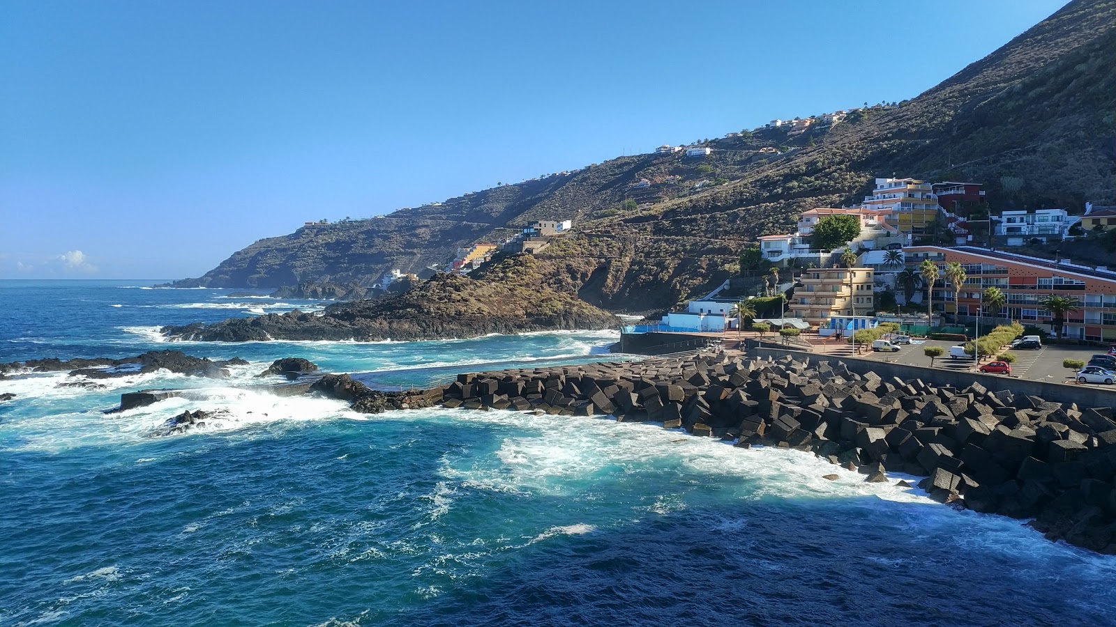 Foto de Natural pool Mesa del Mar com água cristalina superfície