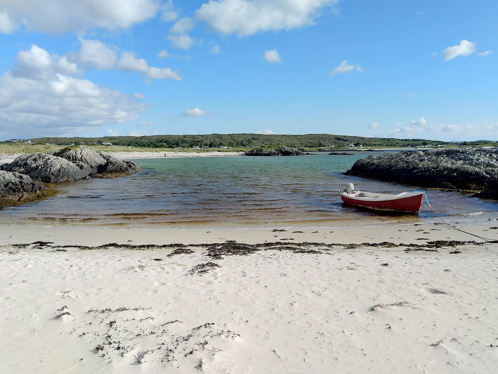 Foto de Bunacaimb Beach - lugar popular entre os apreciadores de relaxamento