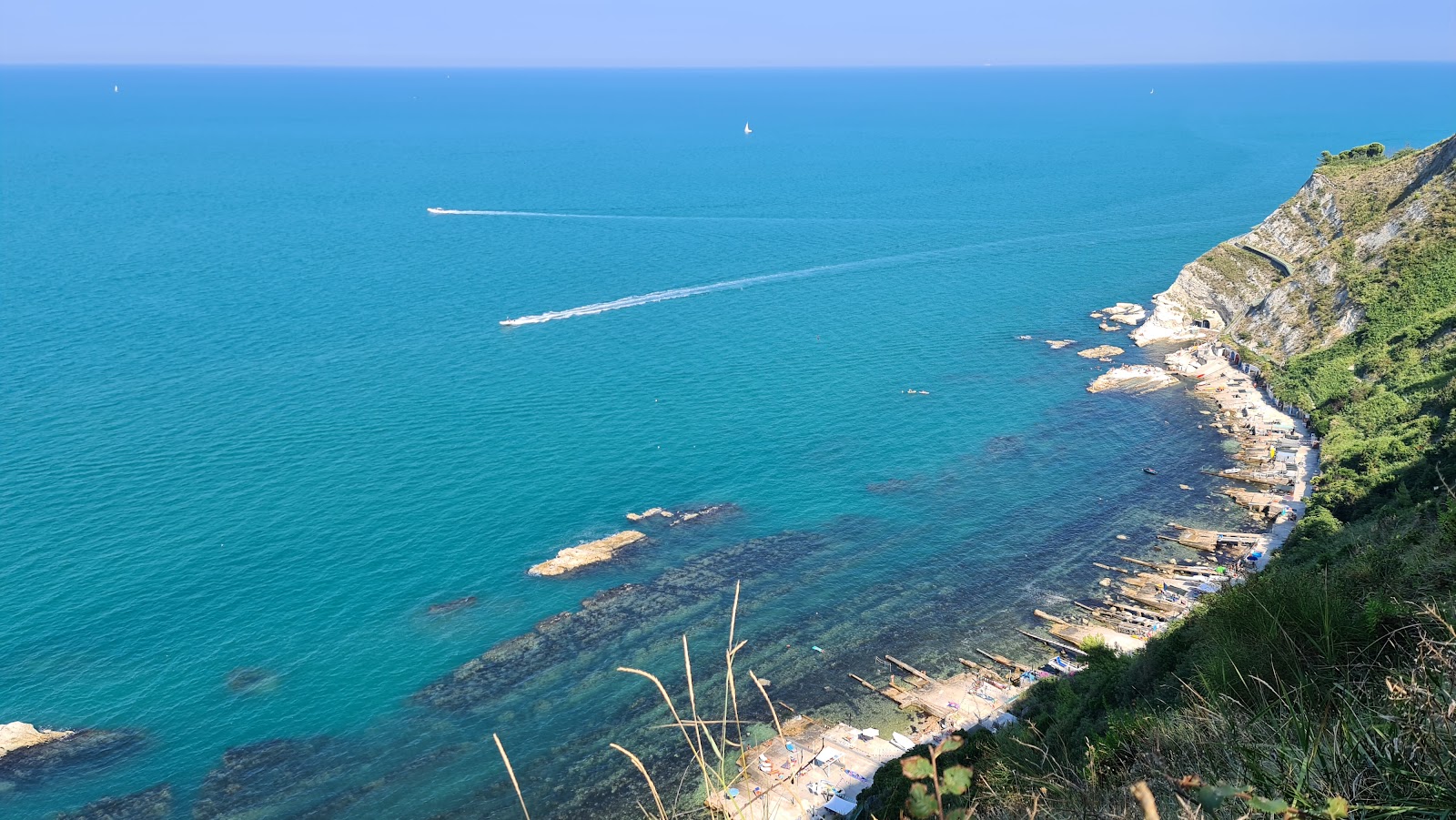 Fotografija Spiaggia della Grotta Azzurra nahaja se v naravnem okolju