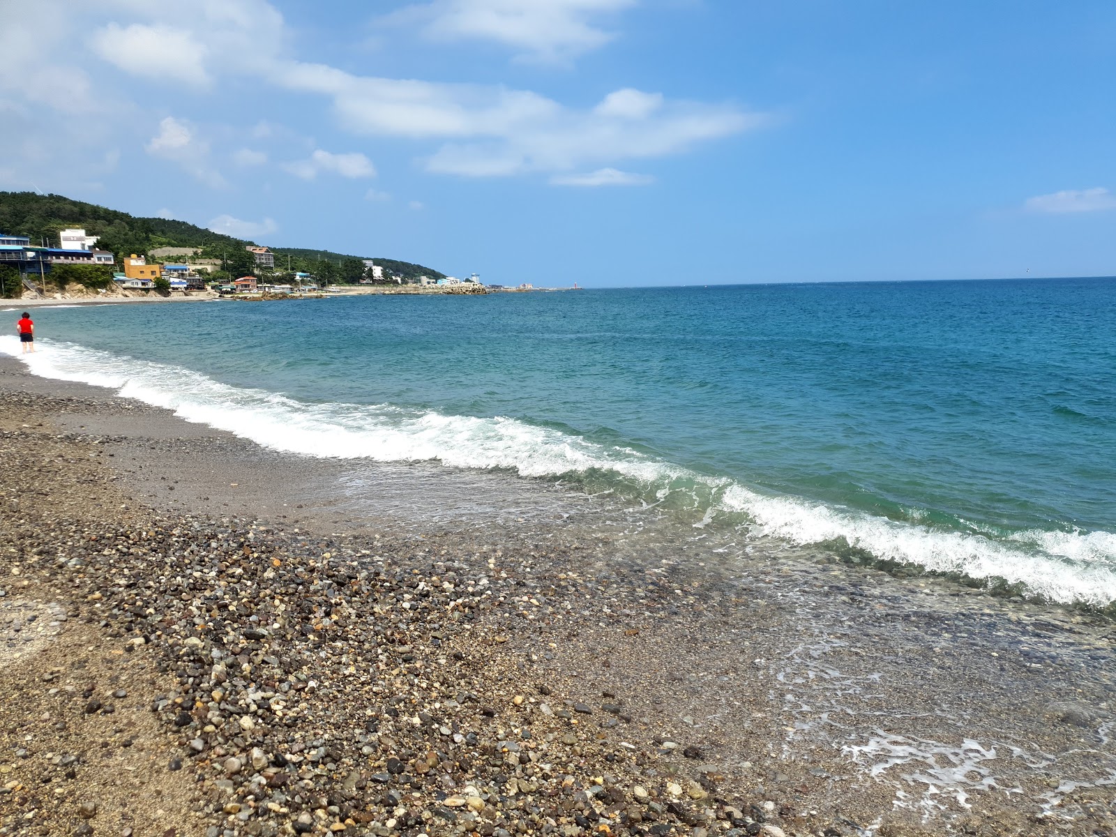 Photo de Oryu Beach entouré de montagnes