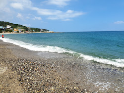 Photo de Oryu Beach entouré de montagnes