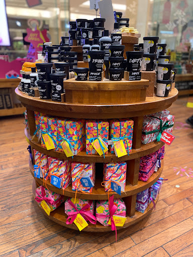 Cosmetics Store «Lush Cosmetics», reviews and photos, 7101 Democracy Blvd, Bethesda, MD 20817, USA