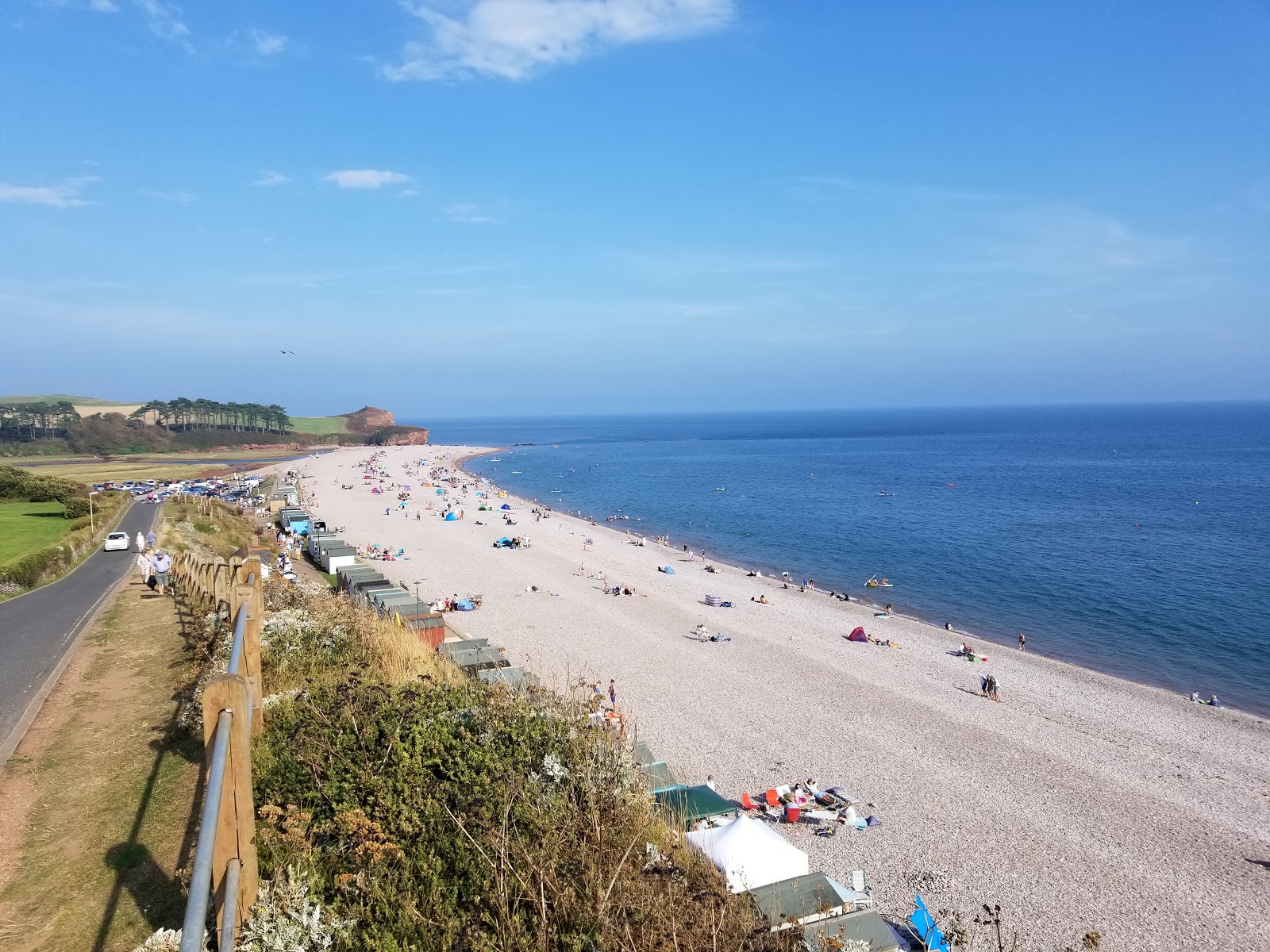 Foto di Budleigh Salterton beach con una superficie del ciottoli grigi