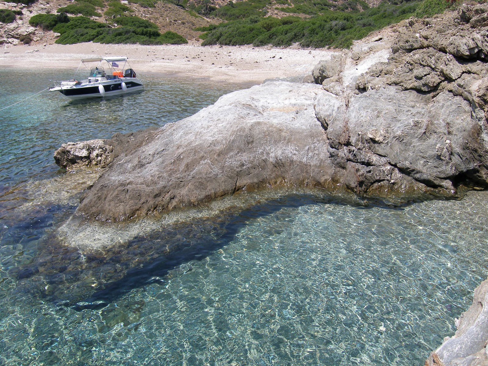 Photo de Paralia Makronissos IV avec petite baie