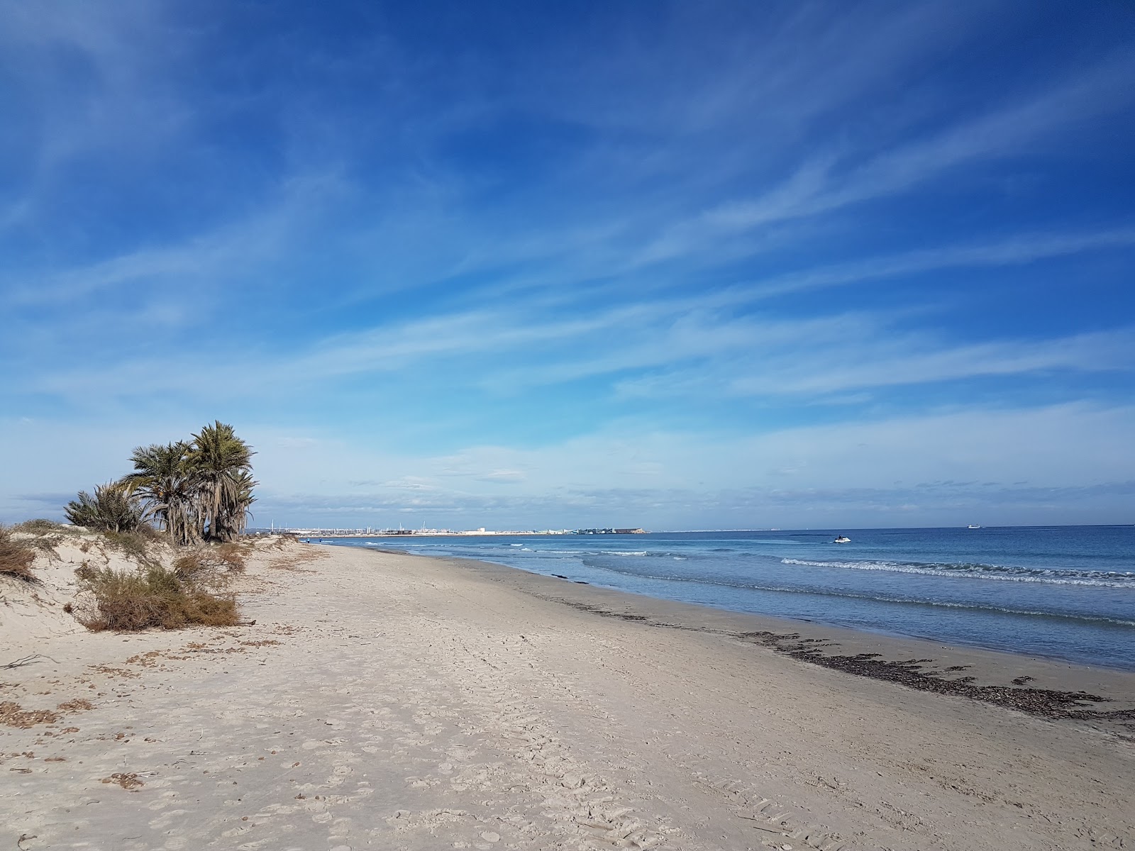 Fotografie cu Playa de la Llana și așezarea