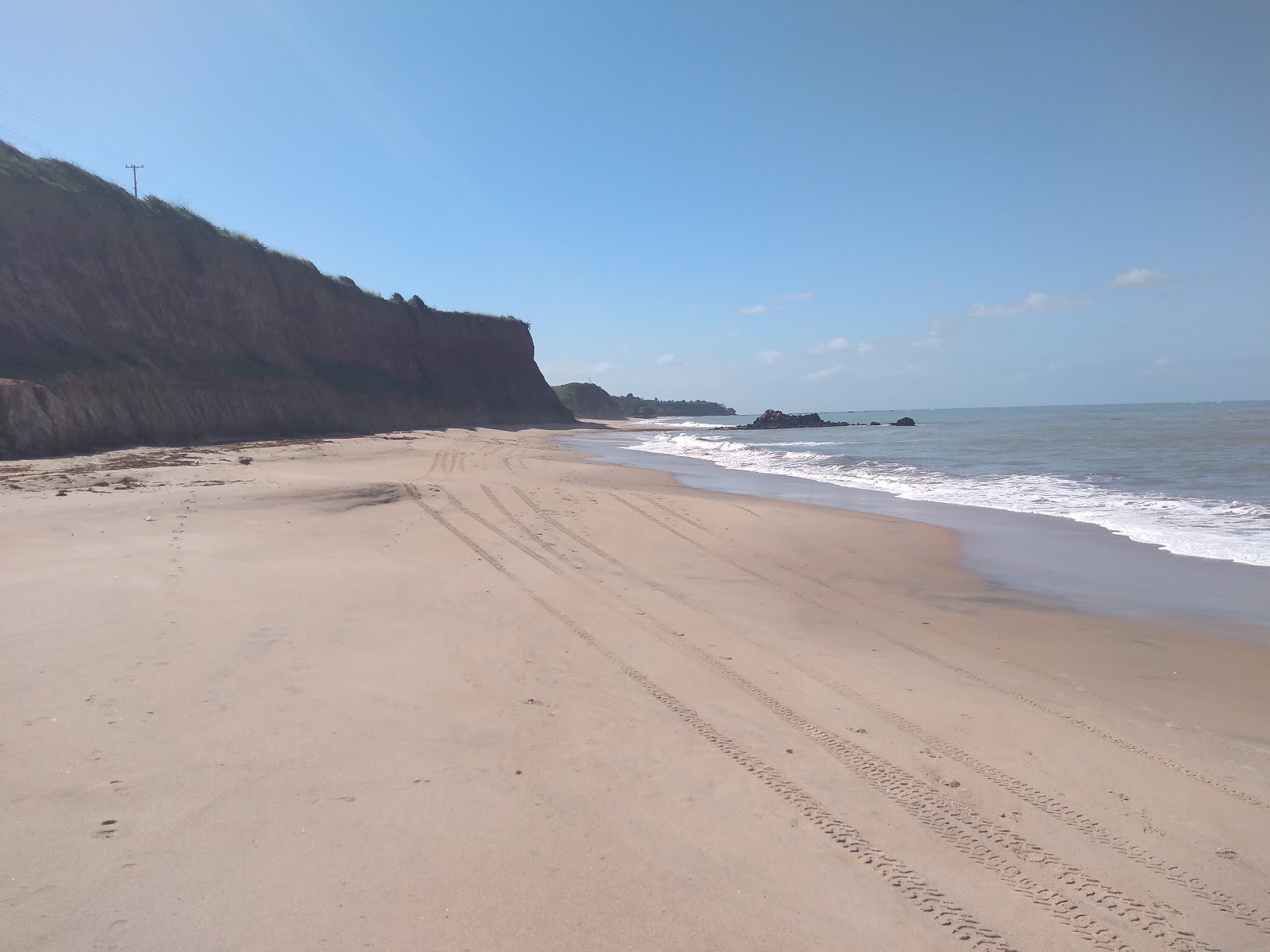 Foto von Praia das Falesias umgeben von Bergen