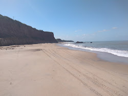 Foto von Praia das Falesias umgeben von Bergen