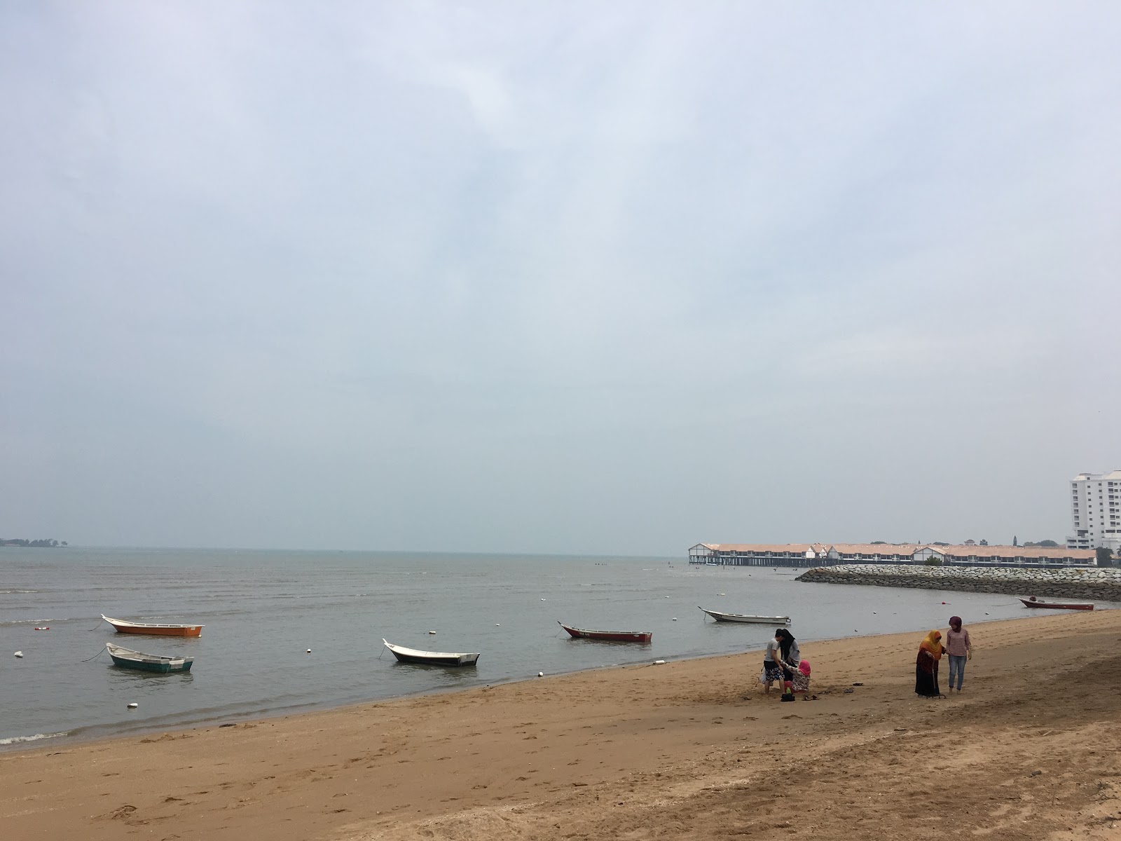 Foto von Tanjong Gemok Beach mit heller sand Oberfläche