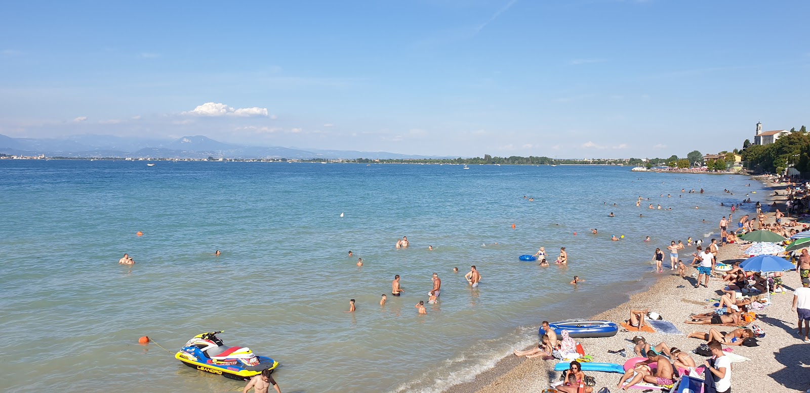 Valokuva Spiaggia Cala de Orista. pinnalla harmaa hieno pikkukivi:n kanssa
