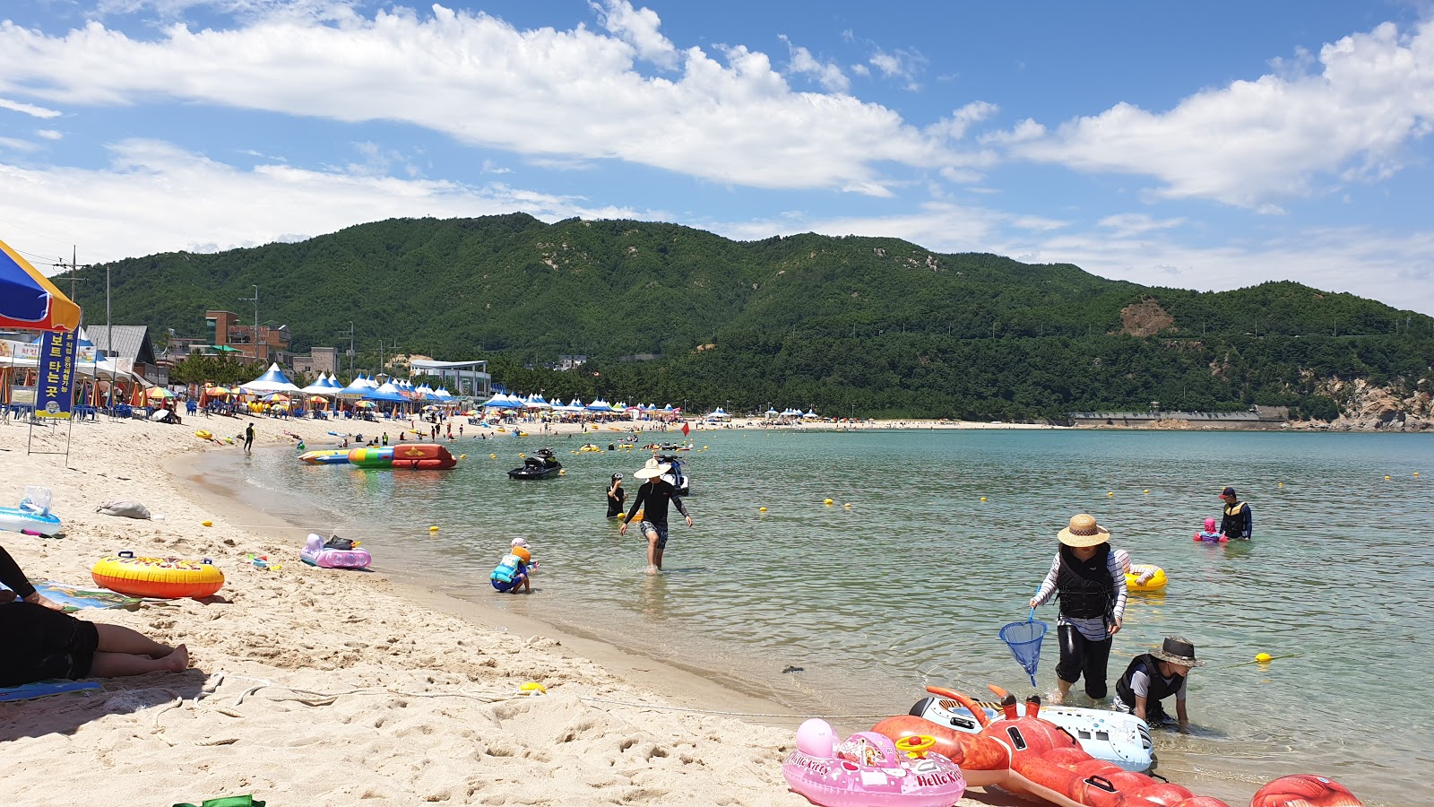 Foto de Yonghwa Beach - lugar popular entre os apreciadores de relaxamento