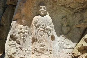 Seosan Yonghyeon-ri Maae Yeorae Samjon Sang | Rock-carved triad buddha in Seosan image