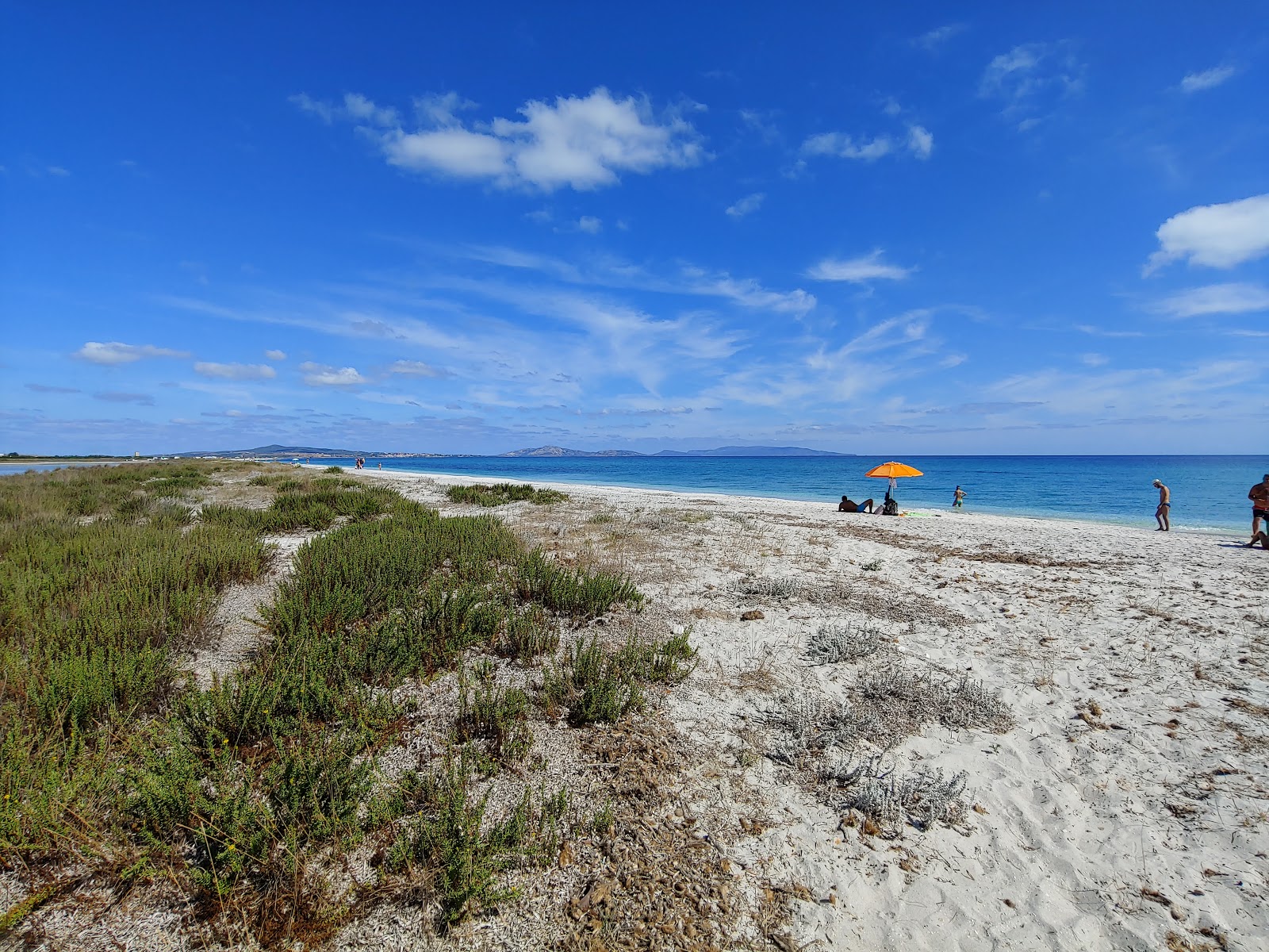 Foto de Spiaggia Le Saline (Ezzi Mannu) com água cristalina superfície