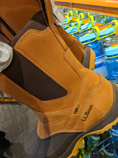 Clothing Store «L.L. Bean Outlet», reviews and photos, 31 Gusabel Ave, Nashua, NH 03063, USA