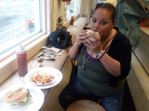 Hamburger Restaurant «Lake Zoar Drive In», reviews and photos, 14 Roosevelt Dr, Stevenson, CT 06491, USA