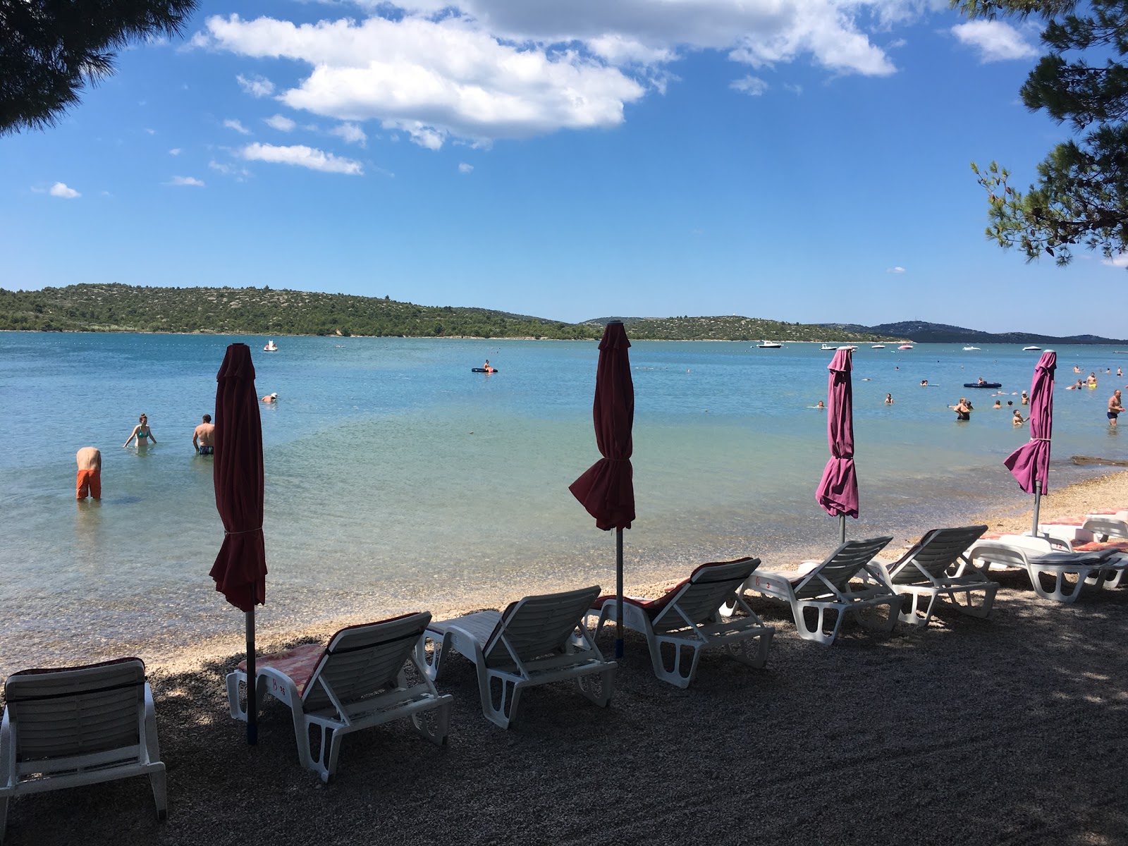 Foto de Pirovac beach - lugar popular entre os apreciadores de relaxamento