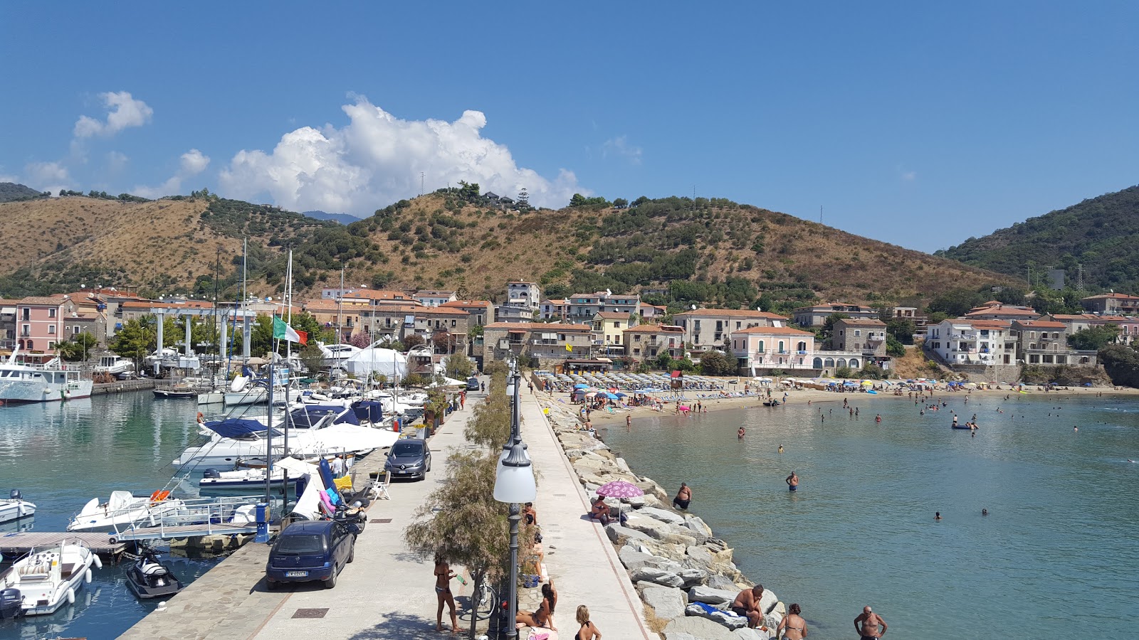 Foto af Spiaggia del Porto Acciaroli med blåt vand overflade