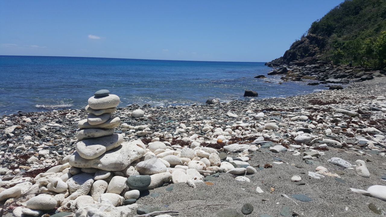 Foto von Fortuna Bay beach mit graue kiesel Oberfläche