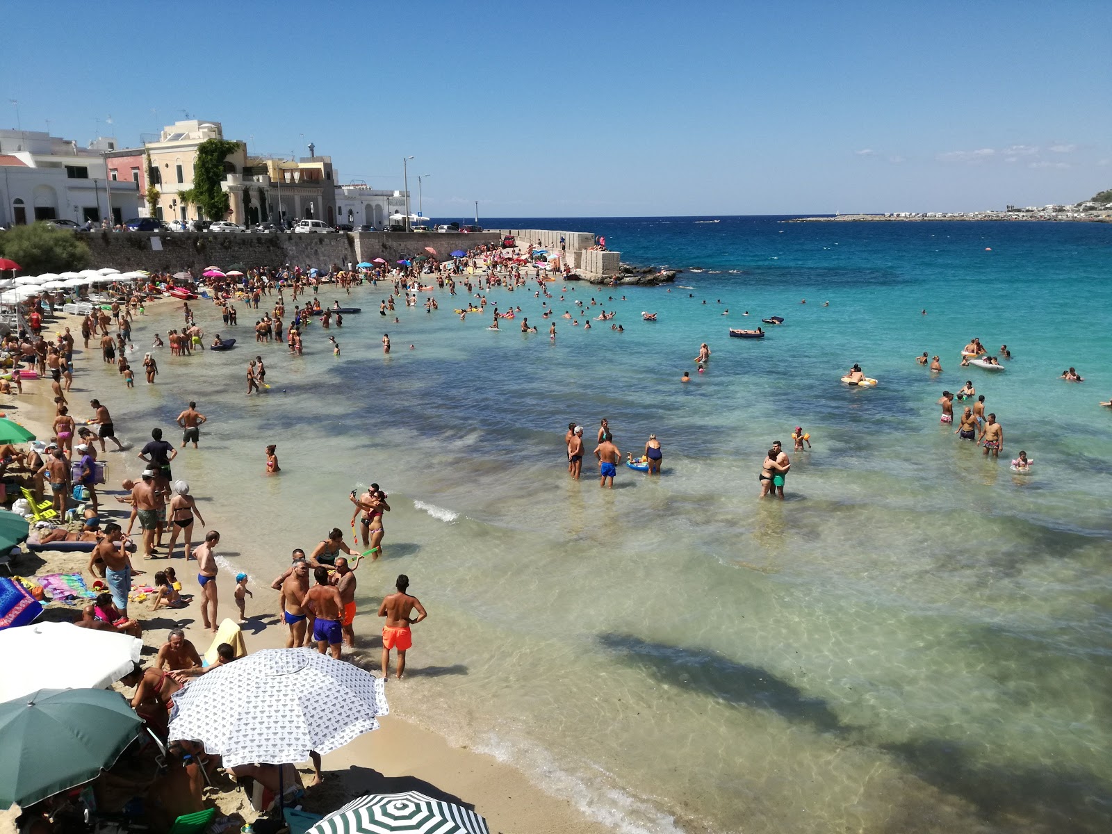 Photo de Spiaggia di Santa Maria al Bagno partiellement zone de villégiature