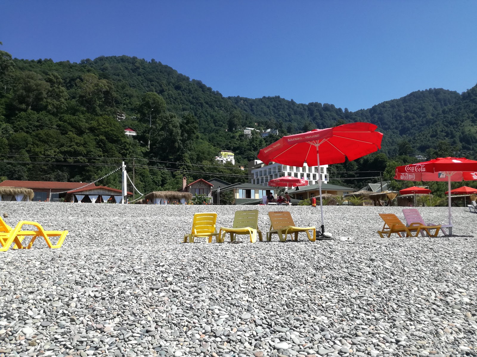 Foto van Kvariati beach ondersteund door kliffen