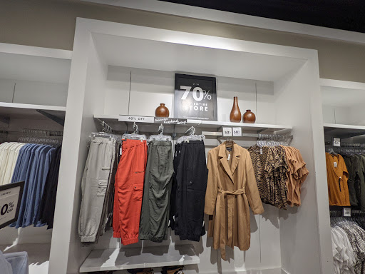 Clothing Store «Banana Republic», reviews and photos, 103 S Washington St, Naperville, IL 60540, USA